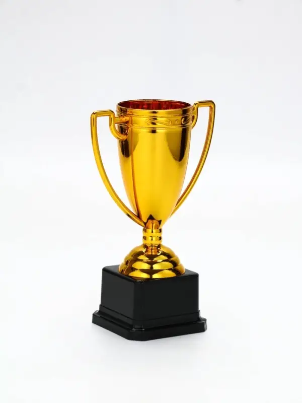Кубок 093, наградная фигура, золото, подставка пластик ЧЕРНАЯ, 18,2 х 12 х 7,5 см
