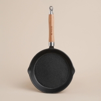 Сковорода чугунная на деревянной подставкем SL Home, d=25, h=4,4 см, индукция, цвет чёрный