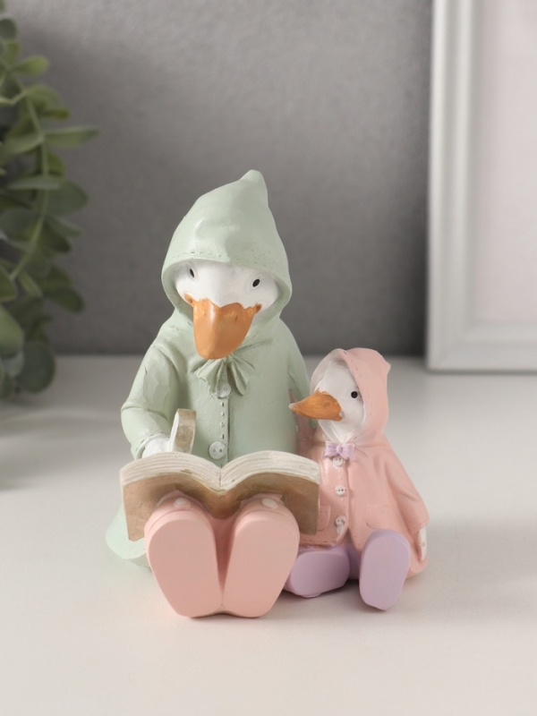 Сувенир полистоун "Утка с утёнком в дождевиках читают книгу" 9х8,5х11 см