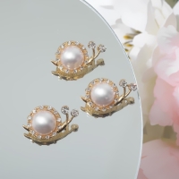 Брошь &laquo;Улиточка&raquo; с жемчужиной, цвет белый в золоте (неделимая фасовка 12 шт., цена за шт.)