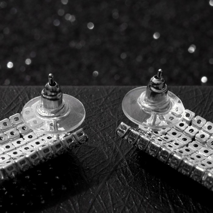 Серьги висячие со стразами &laquo;Водопад&raquo; мини квадрат, цвет белый в серебре, 14 см