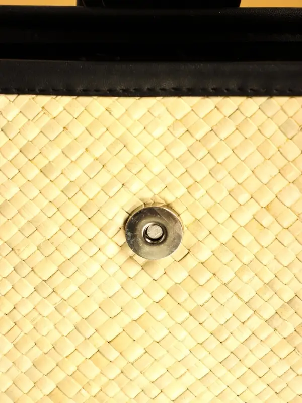 Сумка плетёная на застёжке из пандана 35х12х40 см, бежево-чёрный