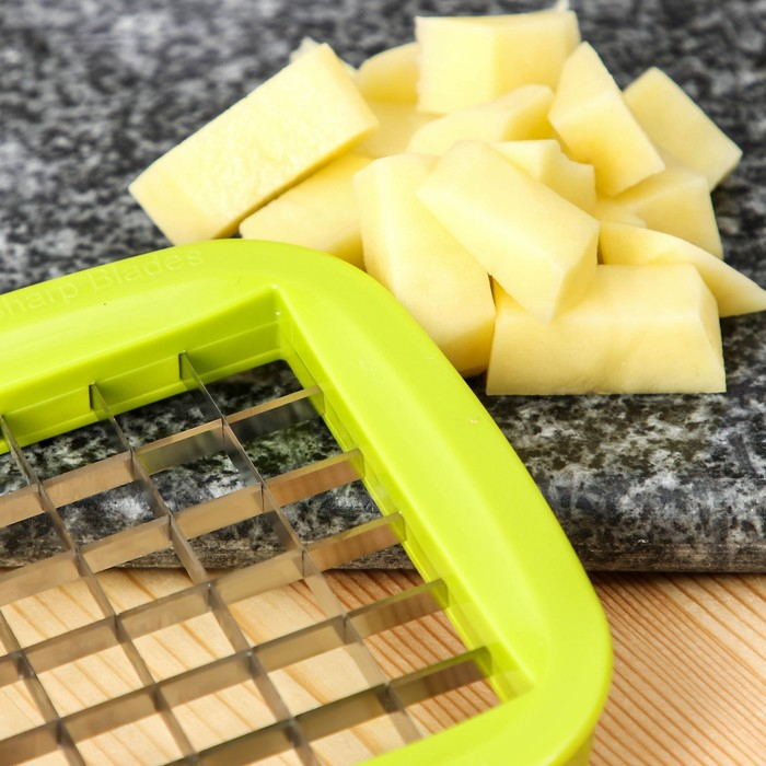 Овощерезка универсальная с контейнером Доляна, 3 сменные насадки и пушер, 14,5&times;14,5&times;21 см, цвет бело-зелёный