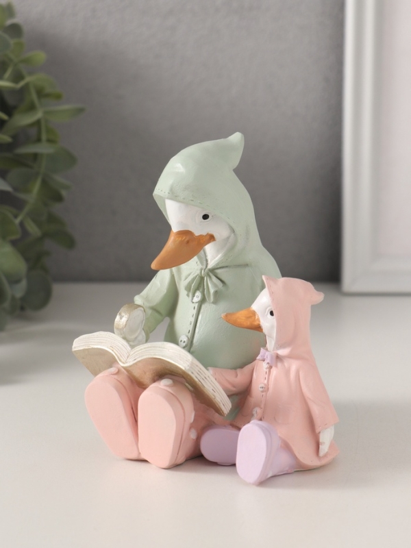 Сувенир полистоун "Утка с утёнком в дождевиках читают книгу" 9х8,5х11 см