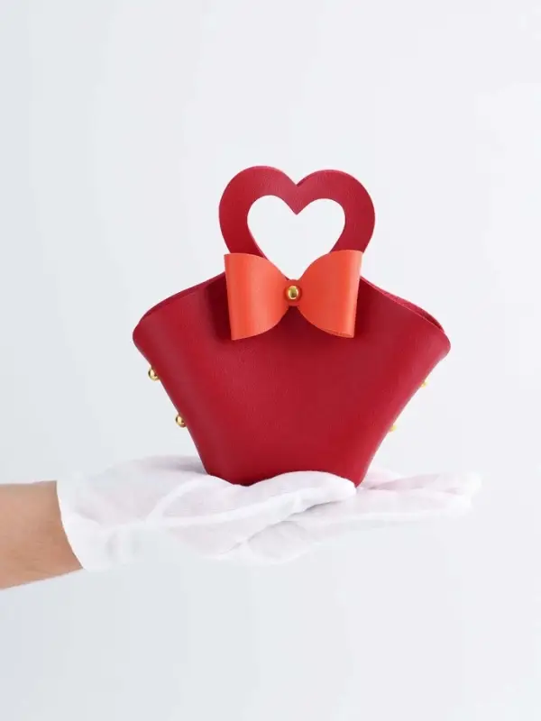 Кожанная подарочная сумочка 10,5 х 5 х 6 см красная