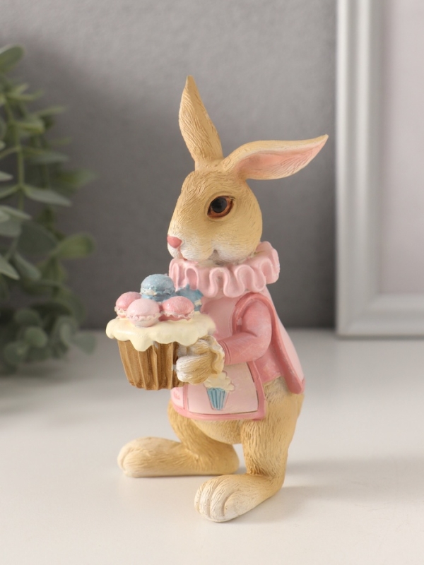 Сувенир полистоун "Заяц с кексом с макарунами, в розовом" 8х7х13,5 см
