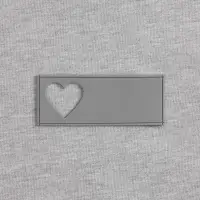 Лейбл из ПВХ с вырубкой &laquo;Сердце&raquo;, серый