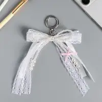 Брелок на карабине "Жемчужный бант с кружевной тесьмой" бусины d=0,4 и 0,8 см 16х9,5х1 см