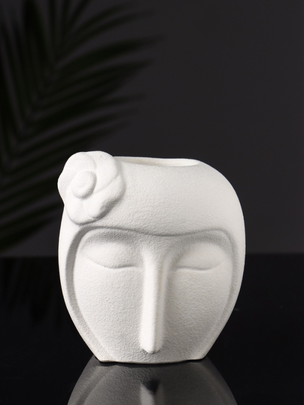 Фигурное кашпо "Девушка с цветком" 11х10 см