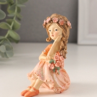 Сувенир полистоун "Девочка с пышной косой, с букетиком" персиковый 7х4,5х8,5 см