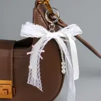 Брелок на карабине "Жемчужный бант с кружевной тесьмой" бусины d=0,4 и 0,8 см 16х9,5х1 см