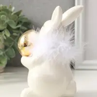 Сувенир керамика, пух "Зайка с золотым пасхальным яичком" белый 8х10,5х14 см