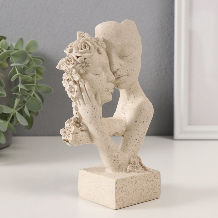 Сувенир полистоун бюст Сувенир полистоун бюст "Влюблённые с цветами" белый в крапинку 9,5х6х17 см