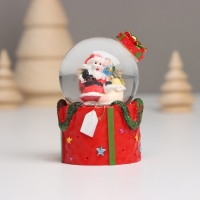 Сувенир полистоун водяной шар свет "Дед Мороз. Подарок" МИКС 4,5х4,5х7,5 см