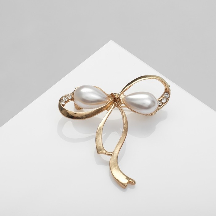 Брошь &laquo;Бантик&raquo; с жемчужинками, цвет белый в золоте