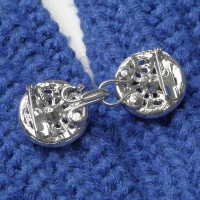 Зажим для кардигана &laquo;Карусель&raquo;, цвет белый в серебре