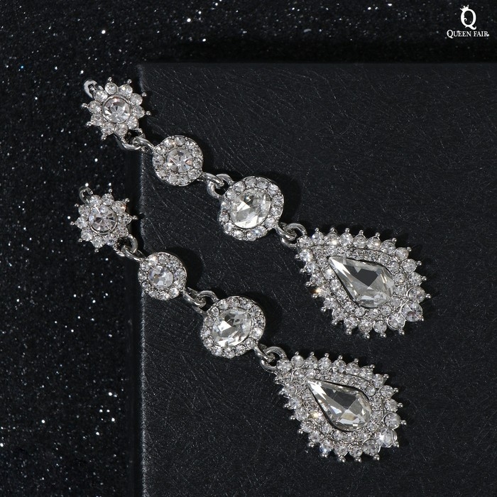 Серьги висячие со стразами &laquo;Вечерние&raquo; мадам, цвет белый в серебре, 7 см