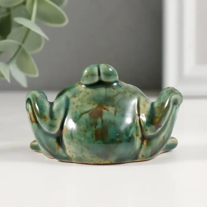 Сувенир керамика "Зелёная лягушка с лапками на коленях" 4,7х7,2х4,5 см