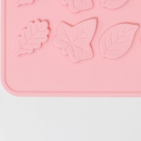 Форма для конфет и шоколада Доляна &laquo;Листики&raquo;, силикон, 21,2&times;11,5 см, 24 ячейки, цвет розовый