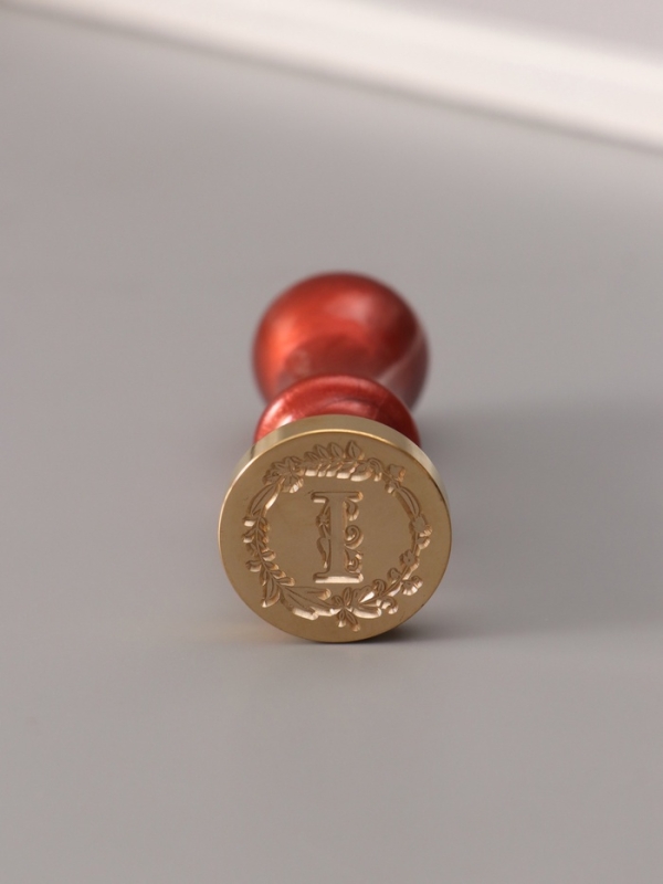 Печать для сургуча с пластиковой ручкой "Венок с буквой I" 2,5х2,5х6,3 см