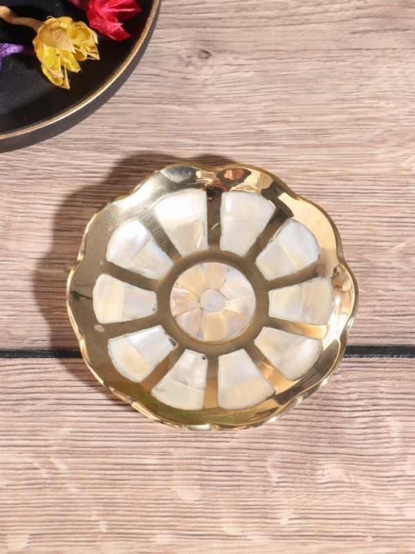 Подставка под мелочи "Цветок" латунь с перламутром 10х10х1,5 см