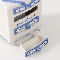 Сувенир керамика музыкальный "Старинный комод с вазой с цветами" 7,5х10,6х18 см