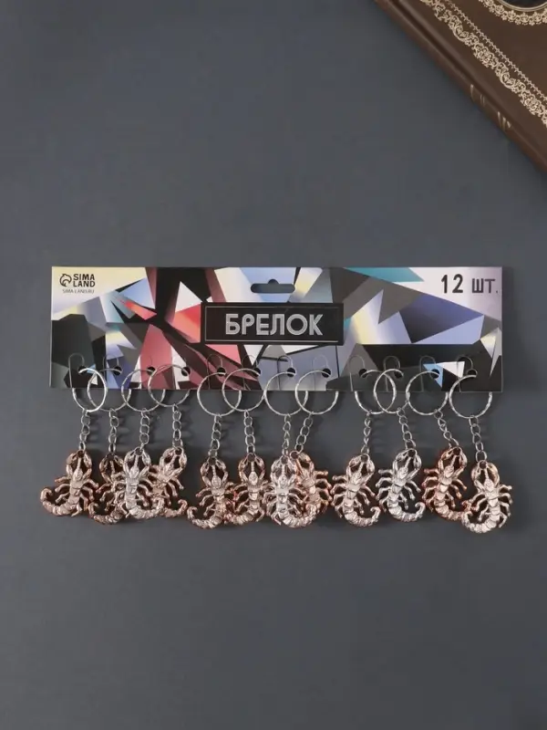 Брелок пластик под металл "Скорпион" золото 4х2,6 см