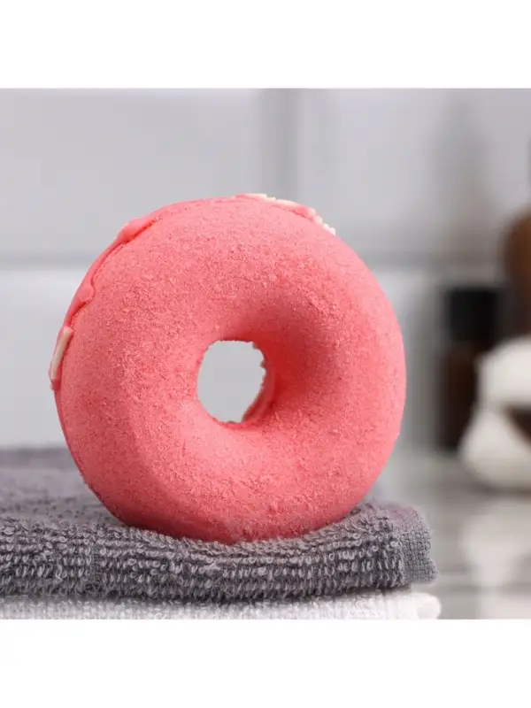 Бомбочка для ванн "красный пончик с кокосовой посыпкой" 85 г