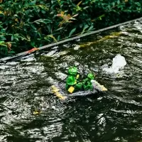 Садовая фигура 17 х 11 х 9,5 см "Лягушки на плоту" Водоплавающая