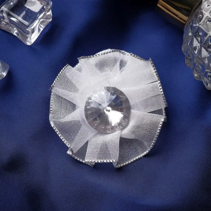 Резинка для волос бант &laquo;Школьница&raquo;, серединка блеск, d=6 см, белая