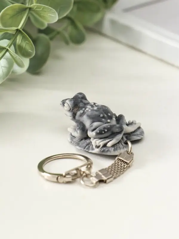 Брелок "Лягушка на листе маленькая" 2 см