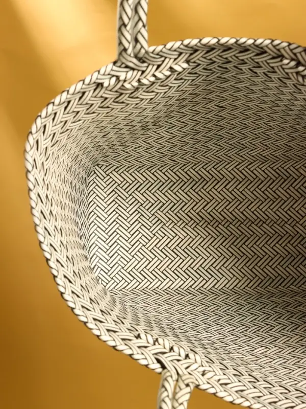 Сумка плетёная пластиковая 30х15х35 см, цв. чёрный-белый