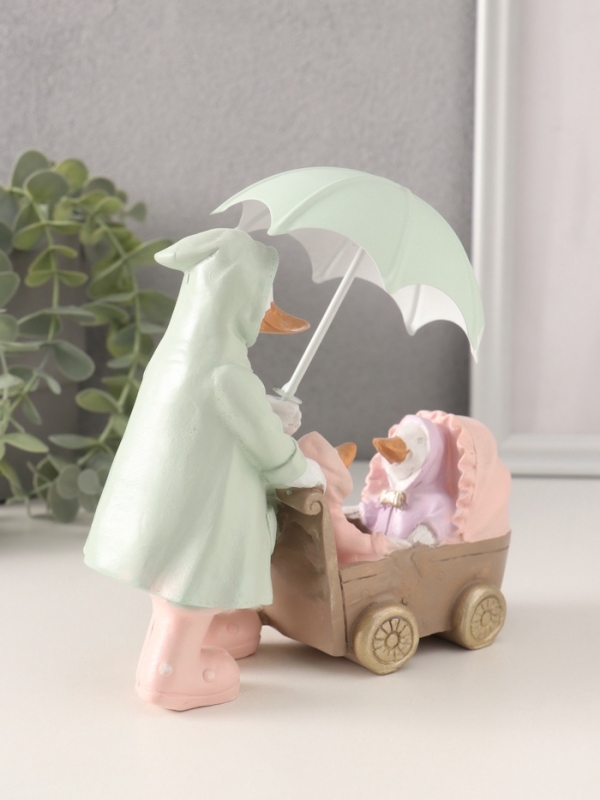 Сувенир полистоун "Утка с утятами в коляске в дождевиках под зонтом" 15,5х6,5х14/16 см