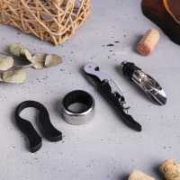 Винный набор: нож-сомелье со штопором, каплеуловитель, нож для фольги и пробка для вина с шахматами &laquo;Поздравляю&raquo;.