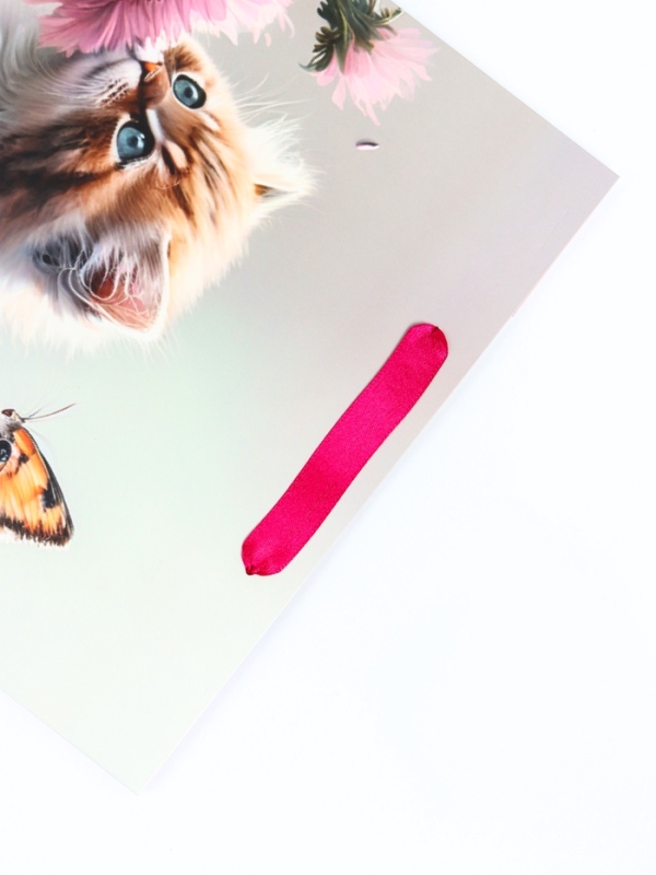 Пакет подарочный ламинированный вертикальный &laquo;Котик и цветок&raquo;, M 26 &times; 32 &times; 12 см