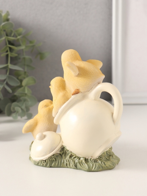 Сувенир полистоун "Три цыплёнка и фарфоровый чайничек на лужайке" 12,5х8х12 см