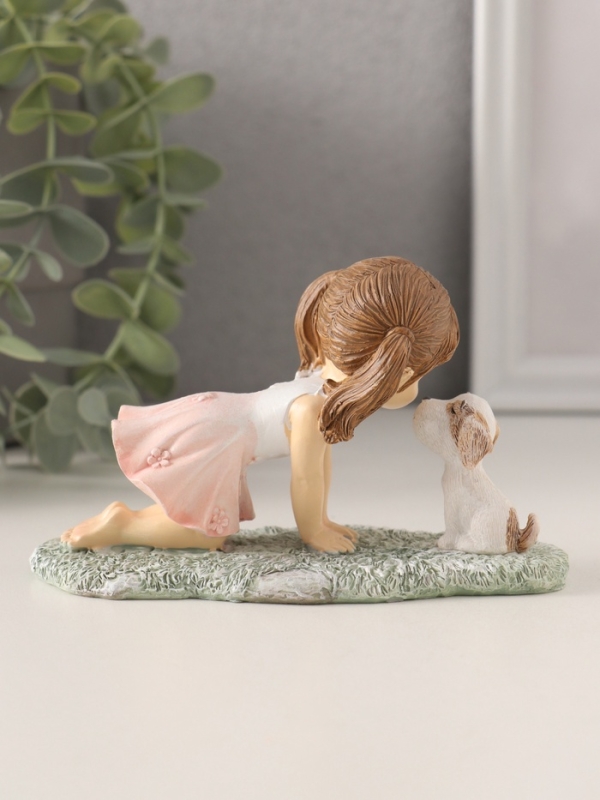 Сувенир полистоун "Малышка играет с щеночком на лужайке" розовый 12х5х7,5 см