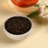 Набор &laquo;Ты совершенна&raquo;: крем-мёд с клубникой и хлопком 30 г. х 2 шт., арахис в шоколадной глазури 70 г., чай чёрный с тропическими фруктами 50 г., ложка