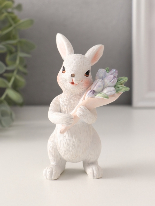 Сувенир полистоун "Белый кролик с букетом тюльпанов" 7х6х11,5 см