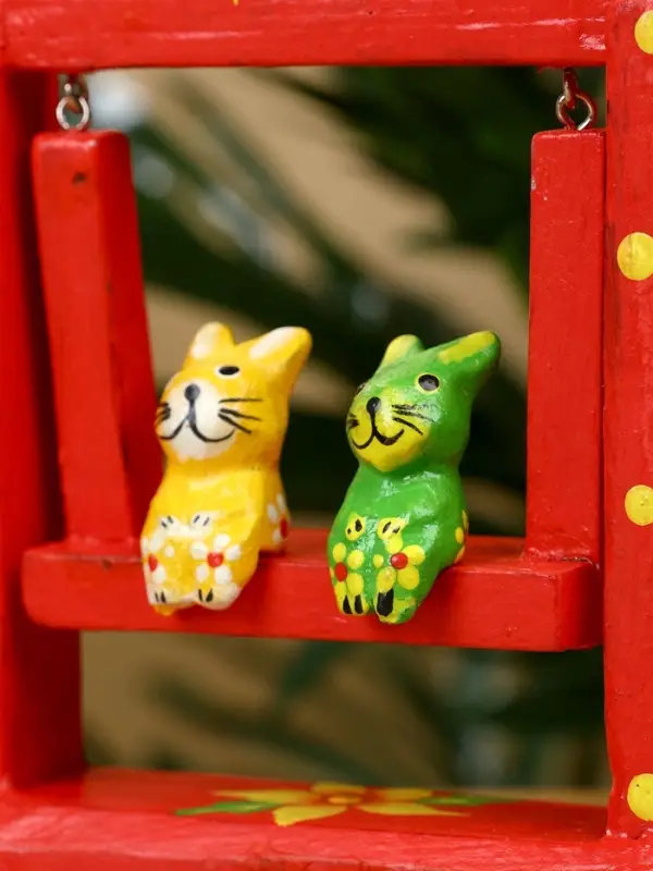 Сувенир "Зайки на качелях" дерево 10х3,5х15 см, цв. красный