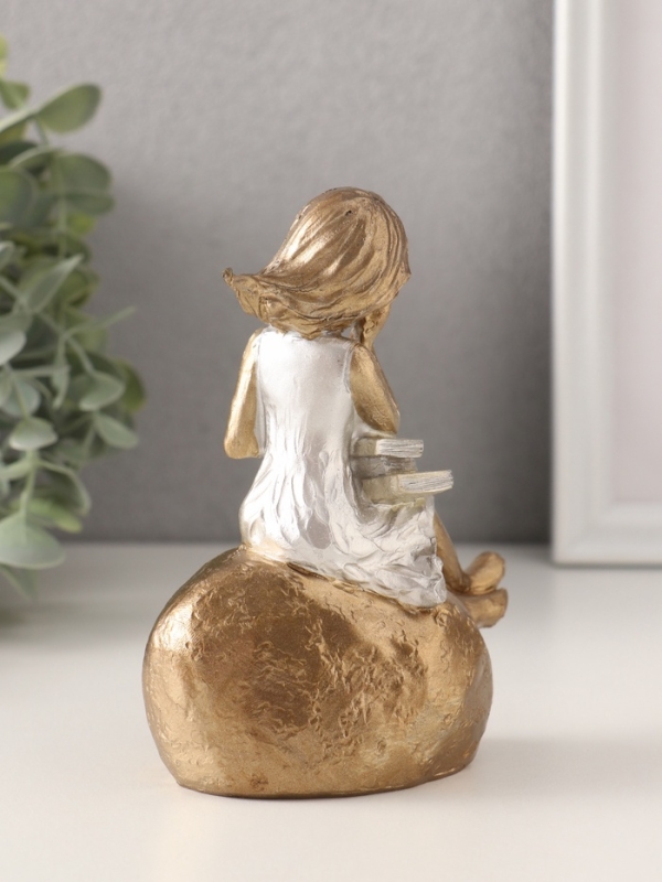 Сувенир полистоун "Малышка с книгами на камне" бронза с серебром 9х5,5х12,5 см