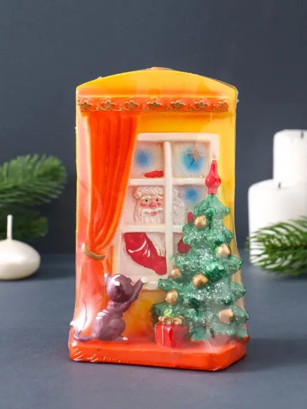 Свеча фигурная "Дед Мороз стучится в дом" 6,5х9х14,5 см