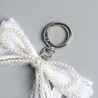 Брелок на карабине "Жемчужный бант с кружевной тесьмой" бусины d=0,4 и 0,8 см 16х9,5х1 см