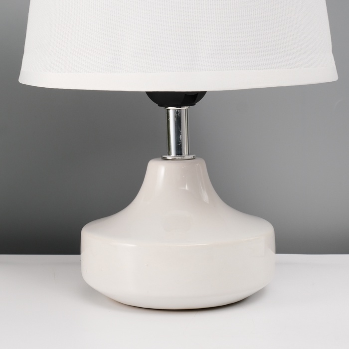 Настольная лампа с абажуром RISALUX &laquo;Блеск&raquo;, 1&times;40 Вт, Е27, белый, 17&times;17&times;24 см