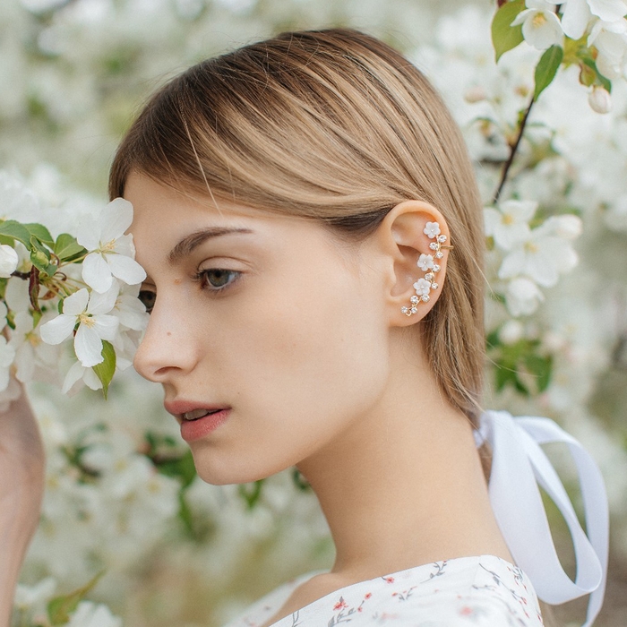 Серьга &laquo;Кафф&raquo; ромашки со стразами, цвет белый в золоте, L=5 см