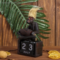 Сувенир дерево календарь "Абориген сидит с барабаном" 19х11х5,5 см