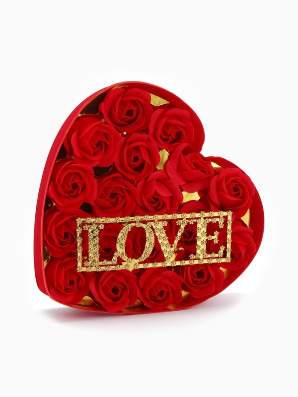 18 мыльных красных роз с надписью в коробке