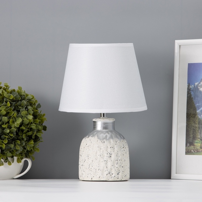 Настольная лампа с абажуром RISALUX &laquo;Овация&raquo;, 1&times;Е14, 40 Вт, белый, 22&times;22&times;31 см