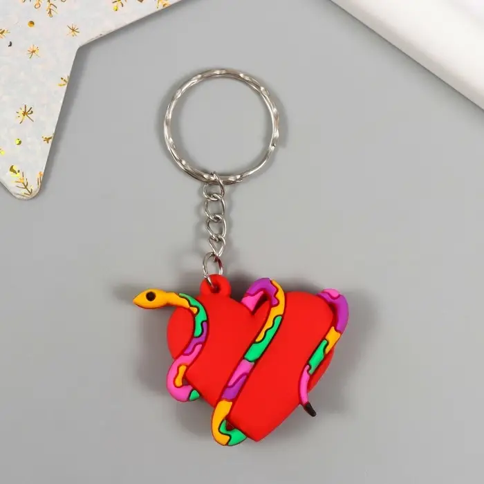 Брелок резина "Пятнистая змея обвивает сердце" 4х3,5 см