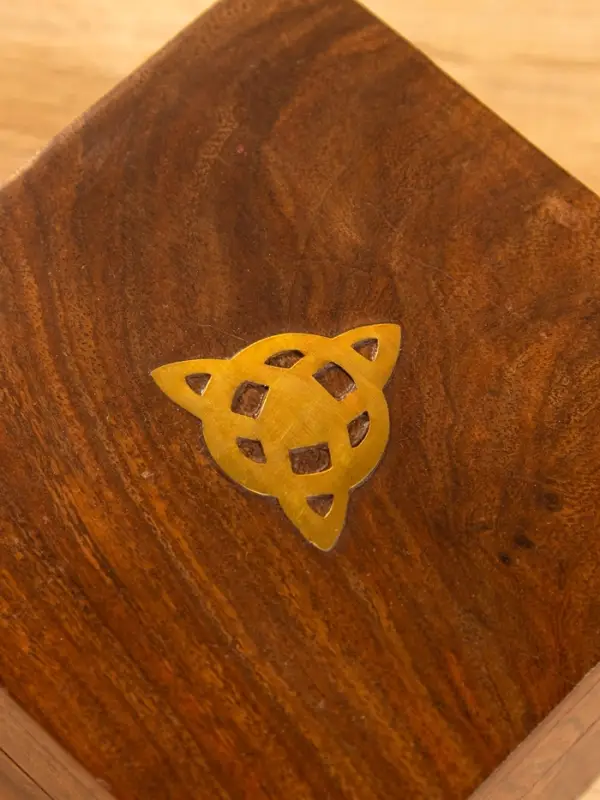 Шкатулка "Трикветр" 10х10х6 см, дерево шишам